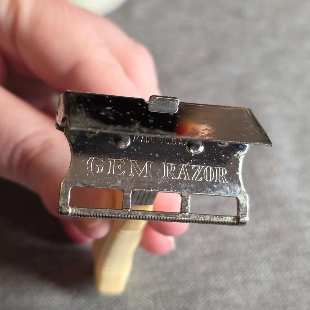 Vintage Gem Single‎ Edge Safety Razor G Logo Cream Plastic Handle Made in USA